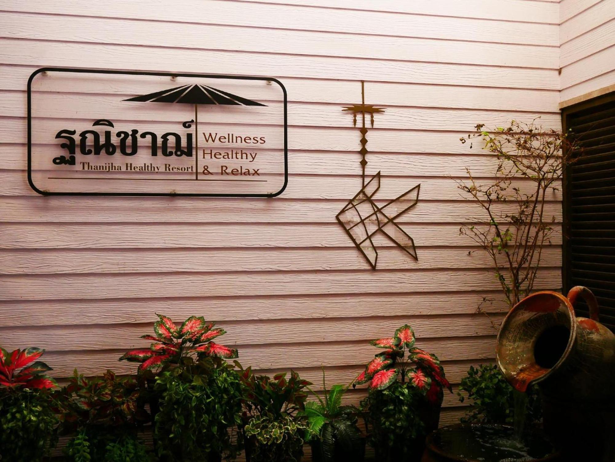 Thanicha Resort Amphawa Samut Songkhram Exterior photo